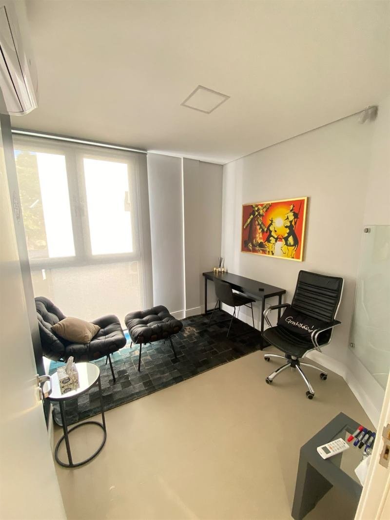 Sala de atendimento do consultório de psicologia na Rua Corte Real, 298, em Novo Hamburgo, com poltronas, escrivaninha e luz natural